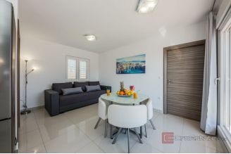 020 2031 186 Kastela Apartment house in the second row to the sea for sale