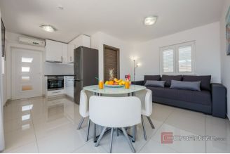 020 2031 186 Kastela Apartment house in the second row to the sea for sale