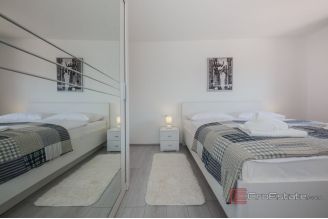 020 2031 186 Kastela Apartment house in the second row to the sea for sale