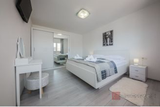 020 2031 186 Kastela Apartment house in the second row to the sea for sale