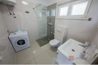 020 2031 186 Kastela Apartment house in the second row to the sea for sale
