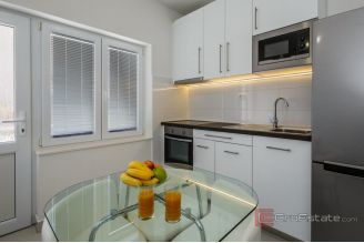 020 2031 186 Kastela Apartment house in the second row to the sea for sale