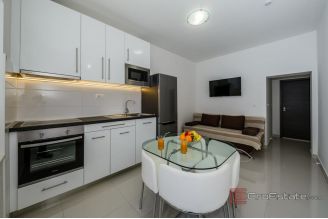 020 2031 186 Kastela Apartment house in the second row to the sea for sale