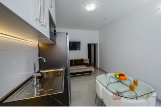 020 2031 186 Kastela Apartment house in the second row to the sea for sale