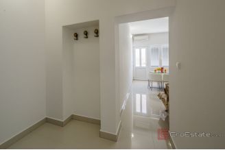 020 2031 186 Kastela Apartment house in the second row to the sea for sale