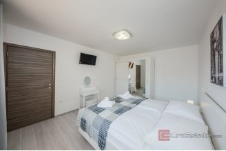 020 2031 186 Kastela Apartment house in the second row to the sea for sale