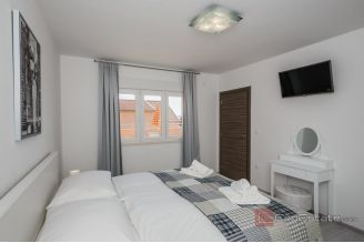 020 2031 186 Kastela Apartment house in the second row to the sea for sale
