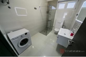 020 2031 186 Kastela Apartment house in the second row to the sea for sale