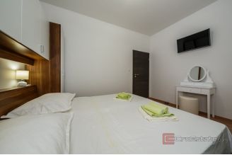 020 2031 186 Kastela Apartment house in the second row to the sea for sale