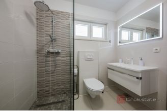 020 2031 186 Kastela Apartment house in the second row to the sea for sale