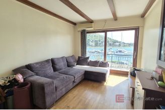 010 2047 64 Murter Seafront apartment house for sale