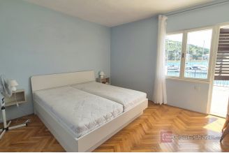 010 2047 64 Murter Seafront apartment house for sale