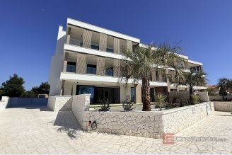 001 2043 167 Nin Exclusive apartment with pool first row to the sea for sale