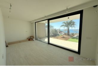 015 2043 167 Nin Exclusive apartment with pool first row to the sea for sale
