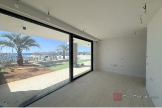 015 2043 167 Nin Exclusive apartment with pool first row to the sea for sale