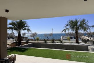 015 2043 167 Nin Exclusive apartment with pool first row to the sea for sale
