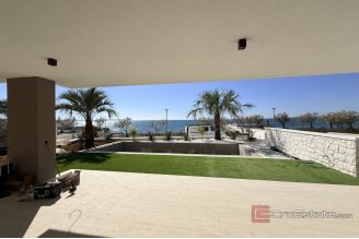 015 2043 167 Nin Exclusive apartment with pool first row to the sea for sale