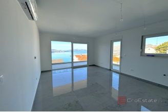 013 2035 225 Trogir Modern penthouse with panoramic sea view for sale