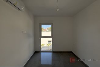 013 2035 225 Trogir Modern penthouse with panoramic sea view for sale