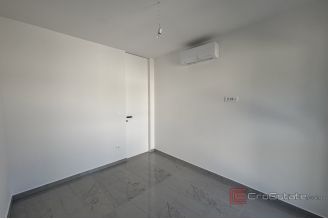 013 2035 225 Trogir Modern penthouse with panoramic sea view for sale