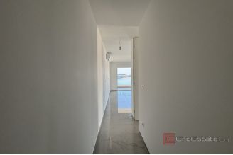 013 2035 225 Trogir Modern penthouse with panoramic sea view for sale