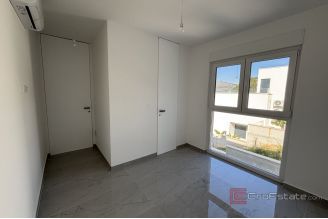 013 2035 225 Trogir Modern penthouse with panoramic sea view for sale