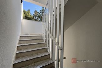 013 2035 225 Trogir Modern penthouse with panoramic sea view for sale