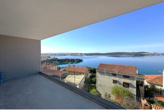 013 2035 225 Trogir Modern penthouse with panoramic sea view for sale