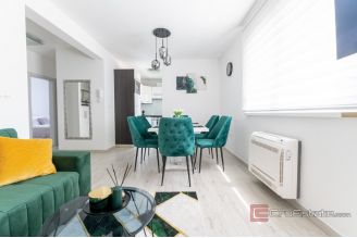 013 2035 227 Trogir Modern Three bedroom apartment near the city center for sale