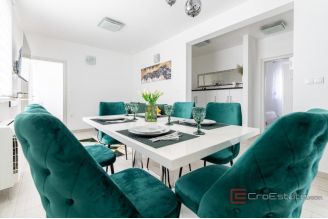 013 2035 227 Trogir Modern Three bedroom apartment near the city center for sale
