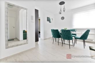 013 2035 227 Trogir Modern Three bedroom apartment near the city center for sale