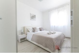 013 2035 227 Trogir Modern Three bedroom apartment near the city center for sale