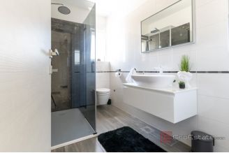 013 2035 227 Trogir Modern Three bedroom apartment near the city center for sale