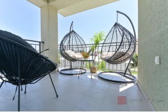 013 2035 227 Trogir Modern Three bedroom apartment near the city center for sale