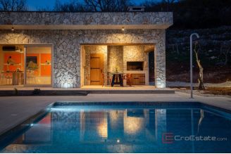 020 2048 19 Split area Luxury villa with pool and tennis court for sale