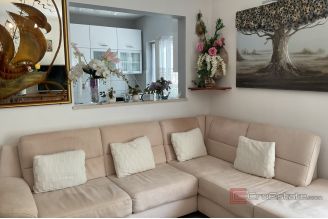 017 2052 39 Makarska Family house with apartments for sale