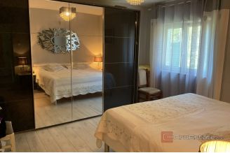 017 2052 39 Makarska Family house with apartments for sale