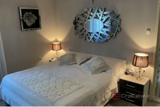 017 2052 39 Makarska Family house with apartments for sale