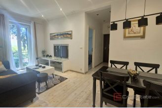 001 2047 66 Split Center Midern two bedroom apartment for sale