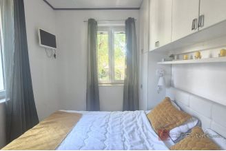 007 2047 66 Split Center Midern two bedroom apartment for sale