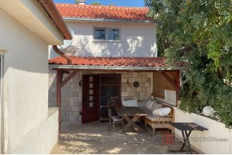 020 2052 41 peljesac seafront villa with restaurant and wine bar for sale