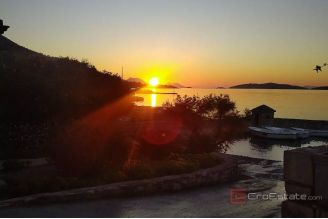 020 2052 41 peljesac seafront villa with restaurant and wine bar for sale