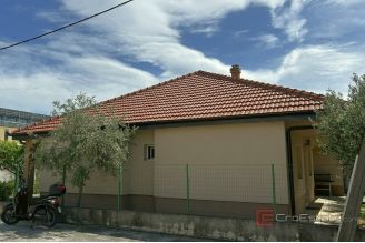 010 2052 43 split mejasi house with garage and garden for sale