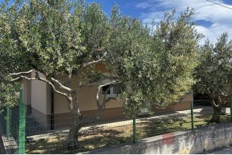 010 2052 43 split mejasi house with garage and garden for sale