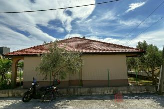 010 2052 43 split mejasi house with garage and garden for sale
