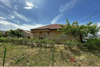 010 2052 43 split mejasi house with garage and garden for sale