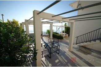 008 2022 451 split podstrana apartment house first row to the sea for sale