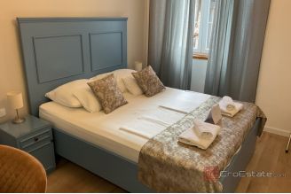 018 2052 45 Sibenik Nine luxury rooms in the city center for sale