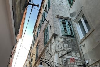 018 2052 45 Sibenik Nine luxury rooms in the city center for sale
