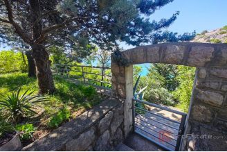 020 2021 409 near zadar house first row to the sea for sale